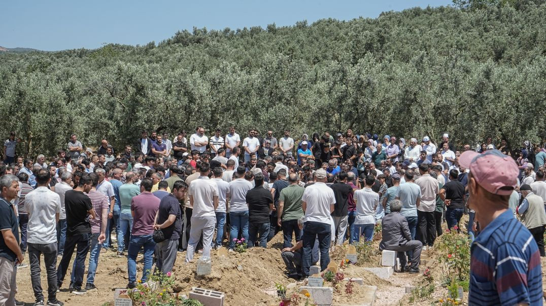 İznik Gölü'nde boğulan kuzenlere acı veda: Yan yana 2 küçük tabut yürek yaktı