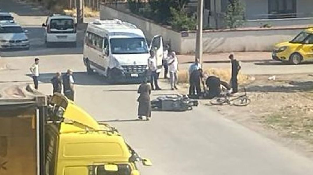 Bursa'da servis minibüsü ile motosikletin çarpışma anı kamerada: 1 yaralı!
