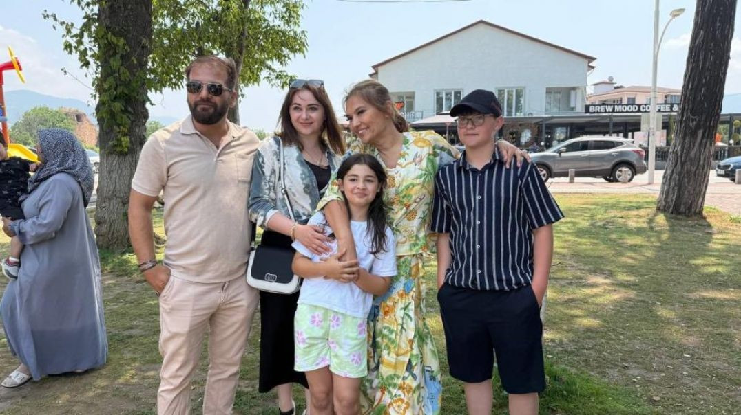 Demet Akalın, Bursalı minik hayranının gönlünü aldı