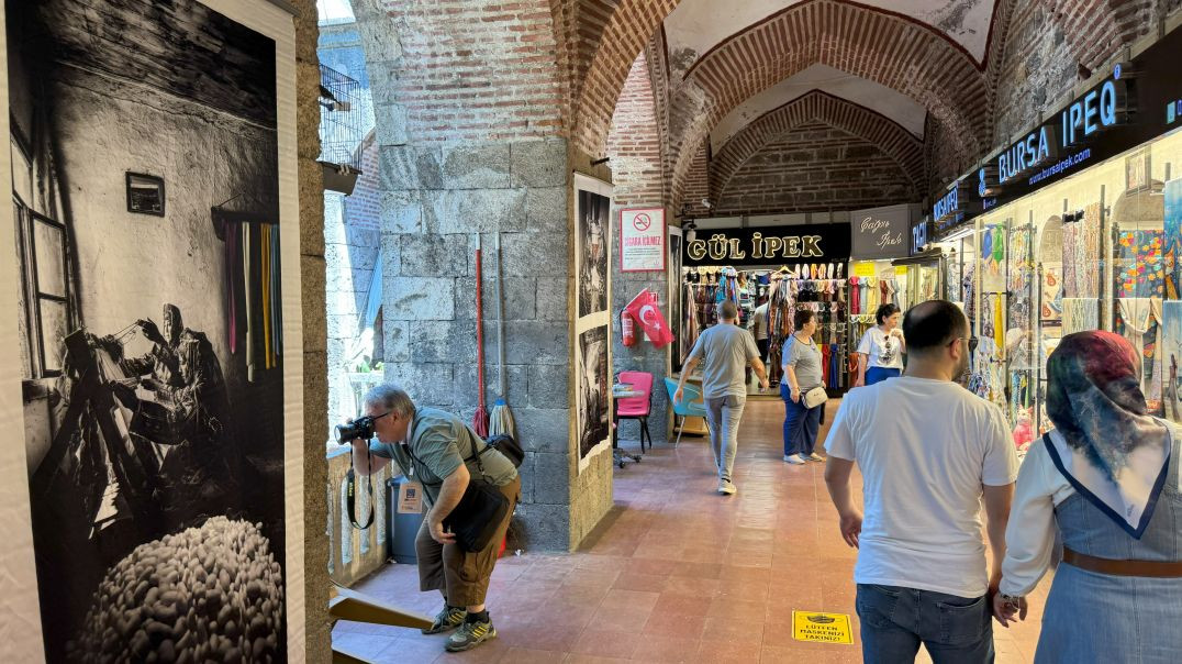 İpekböceğinin hikayesi ipek kumaşa basıldı...Kozahan'da sergileniyor