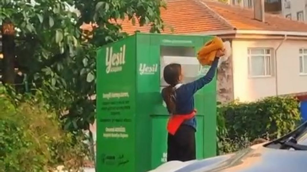 Bursa'da hırsızlar kıyafet kumbarasından canlarını hiçe sayıp kıyafetleri çaldı