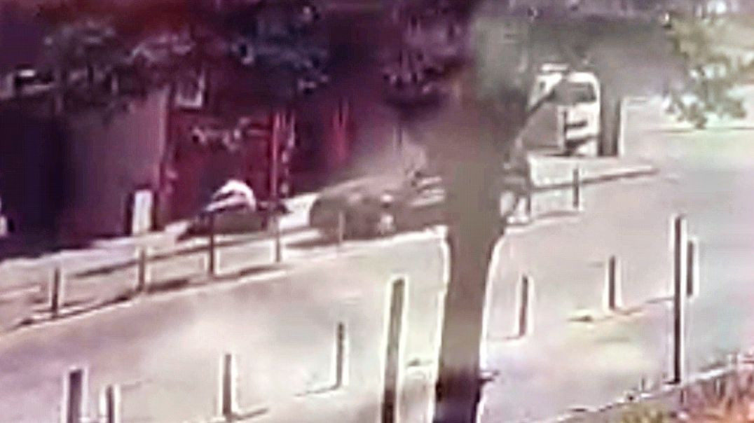 Bursa'da otomobilin motosiklete çarptığı anlar kamerada!