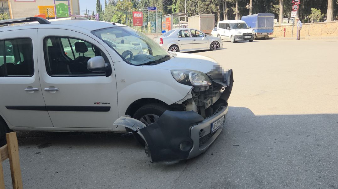 Bursa'da direksiyon başında fenalaşan sürücü 4 araca vurup geçti