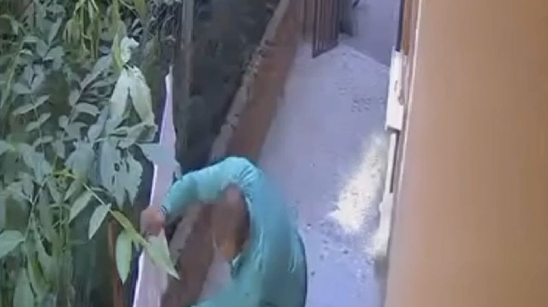 Bursa'da ipten çamaşırları çalan hırsız kameraya yakalandı
