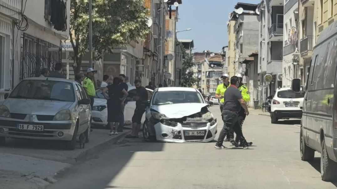 İnegöl'de otomobiller kontrolsüz kavşakta çarpıştı: 3 yaralı!