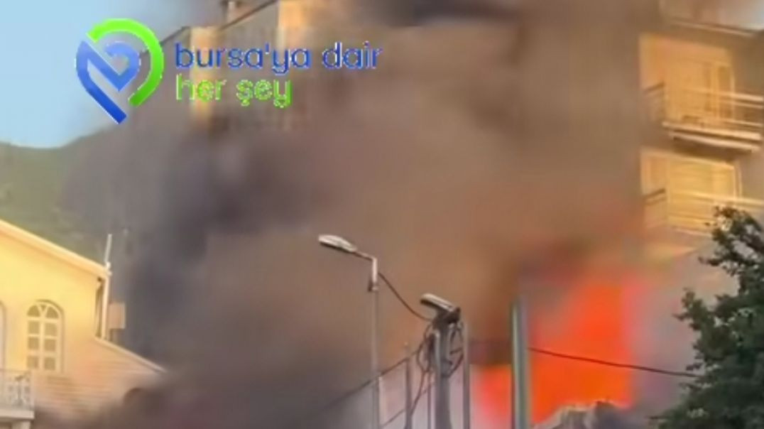 Setbaşı'nda dönercideki yangın fırına sıçradı: Yüzlerce kişi film izler gibi izledi