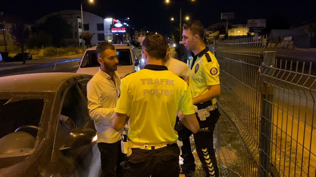 Bursa'da alkollü sürücü yol kenarında durup sızınca polise zor anlar yaşattı