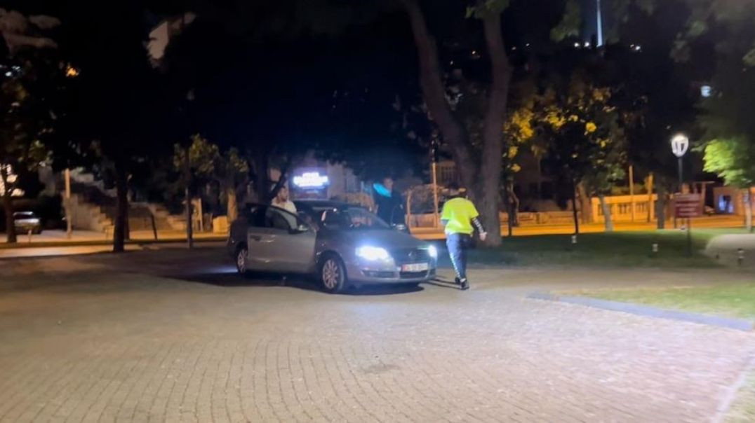 Bursa'da  polisi gören alkollü sürücü kaldırıma çıksa da kaçamadı