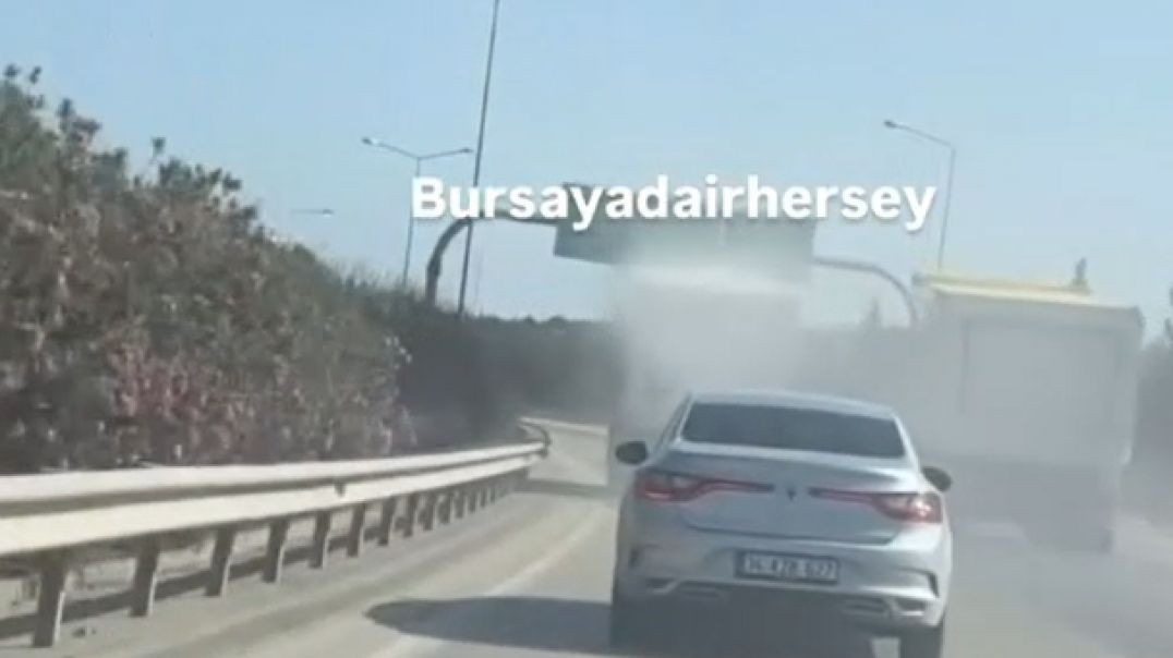 Bursa'da hafriyat kamyonları yarıştı... Saçılan çakıl taşları otomobillere zarar verdi