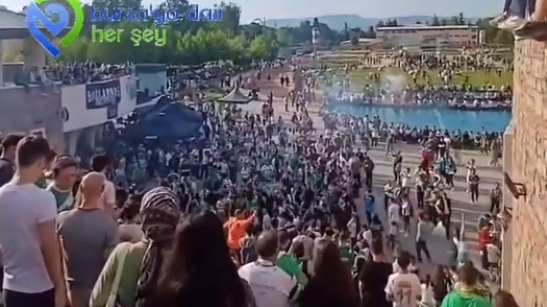 Binlerce Bursalı meşalelerle sokaklara çıktı...Bursaspor'un 62.yılı kutlandı