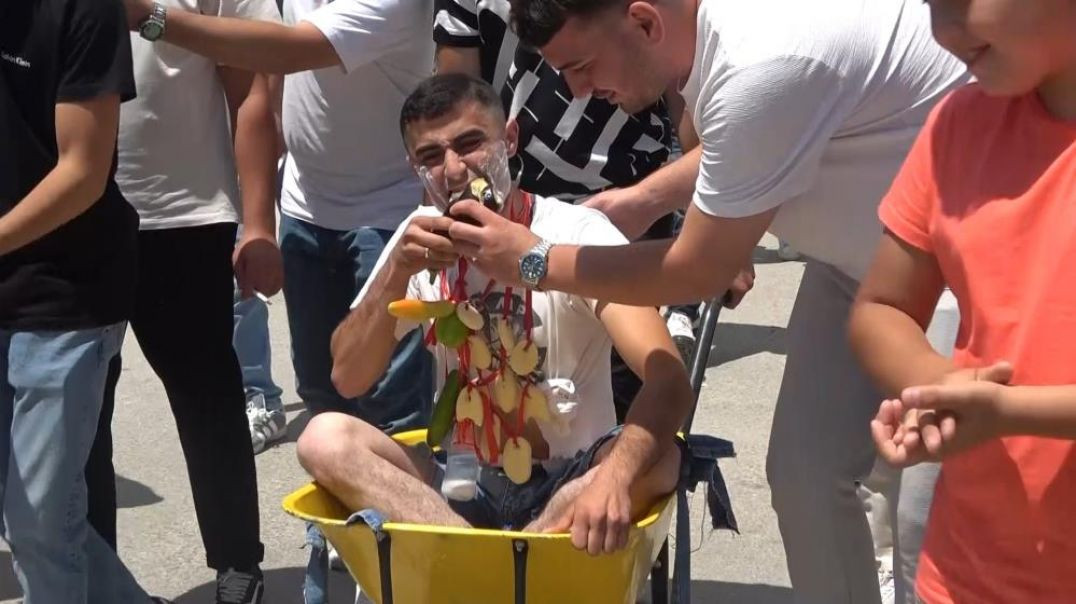 Bursa'da damadı evleneceğine pişman ettiler: Damada el arabasında yumurta, un ve soğuk duş!