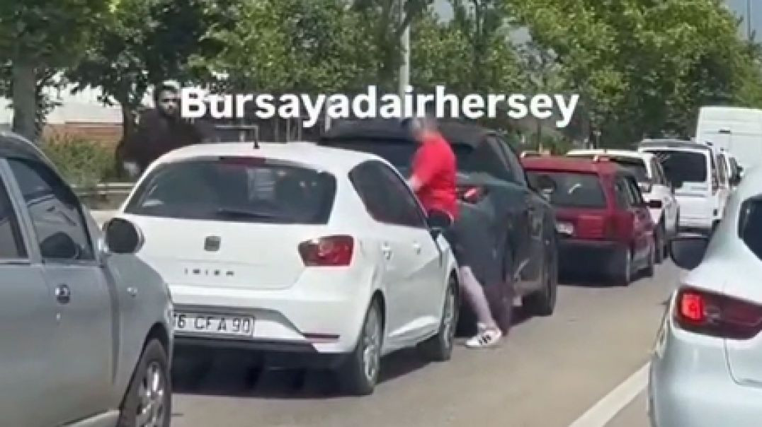 Bursa'da trafikte gergin anlar: Araçtan inip kavgaya yürüdü!