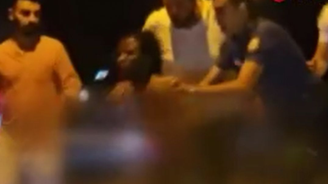 Esenyurt’ta sokakta çıplak dolaşan Afrikalı adamı döverek polise teslim ettiler
