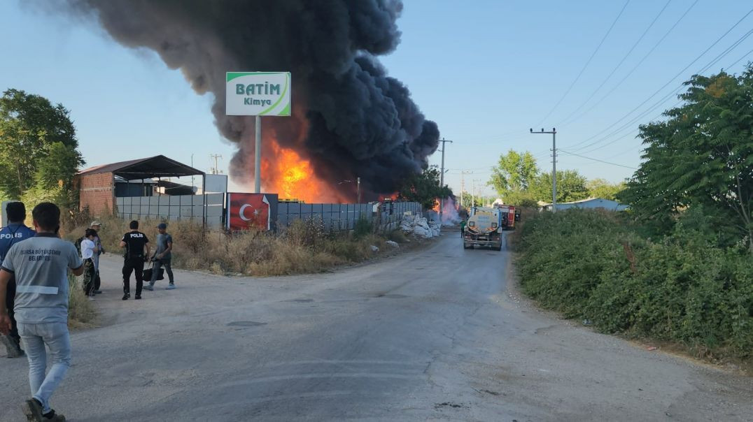 Bursa Mustafakemalpaşa'da plastik fabrikasında yangın: İtfaiye güçlükle müdahale ediyor!