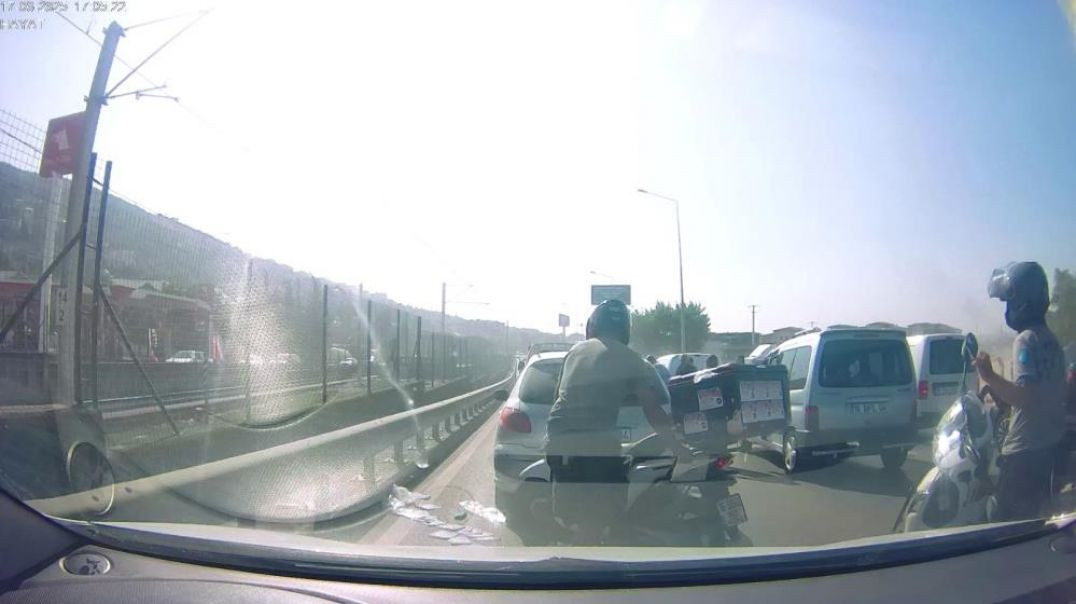 Bursa'da 2 motosikletli yoğun trafikten kaçarken kazaya yakalandı!