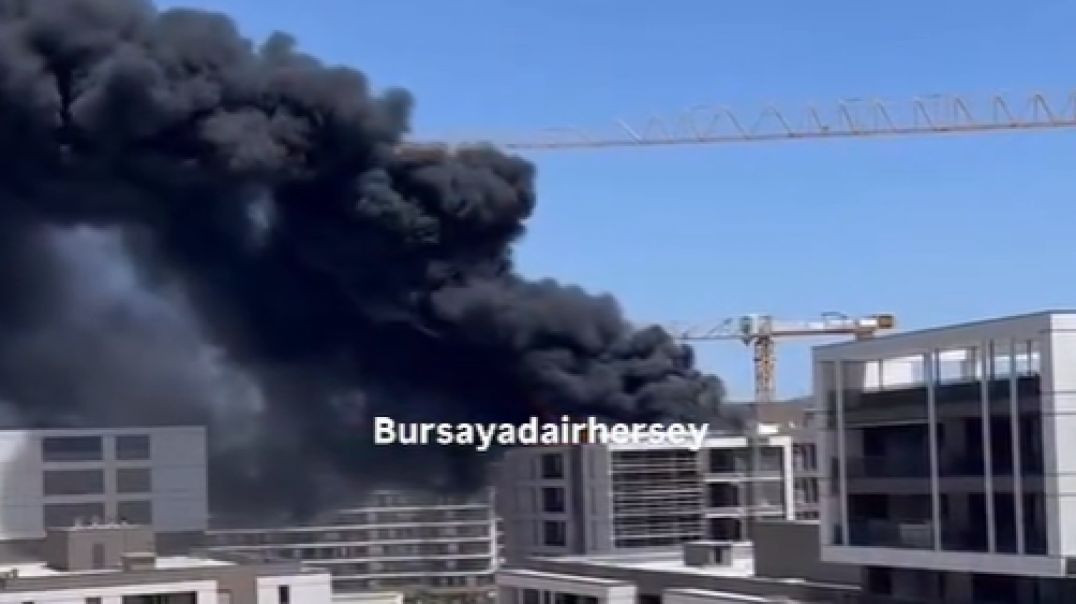 Bursa Balat’ta bir apartman tamamen yanıyor