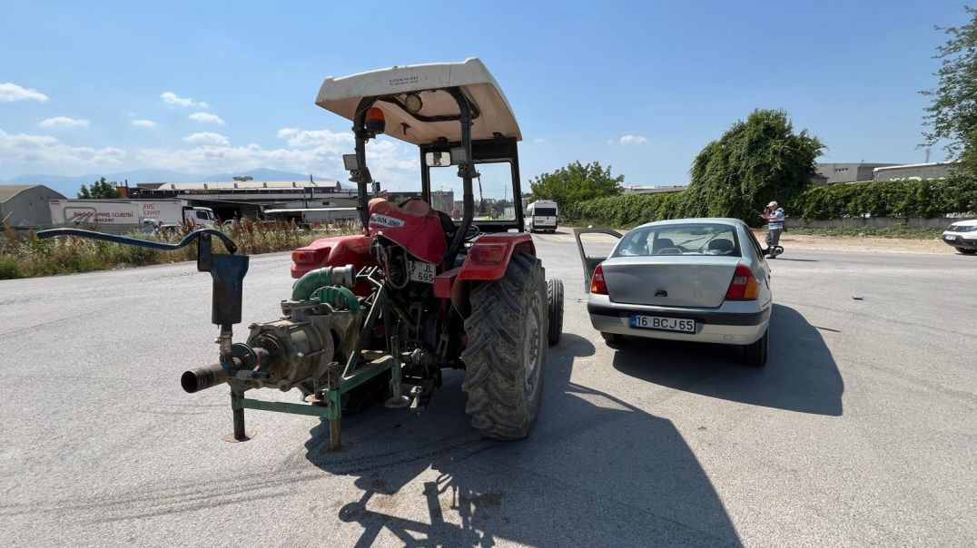 Bursa'da otomobil ve traktörün çarpışmasıyla ölümden döndüler