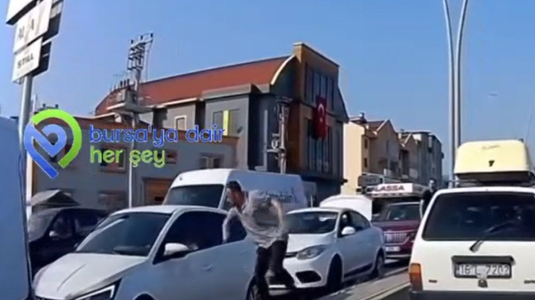 Bursa'da yol verme kavgasında aracın camını yumrukladı