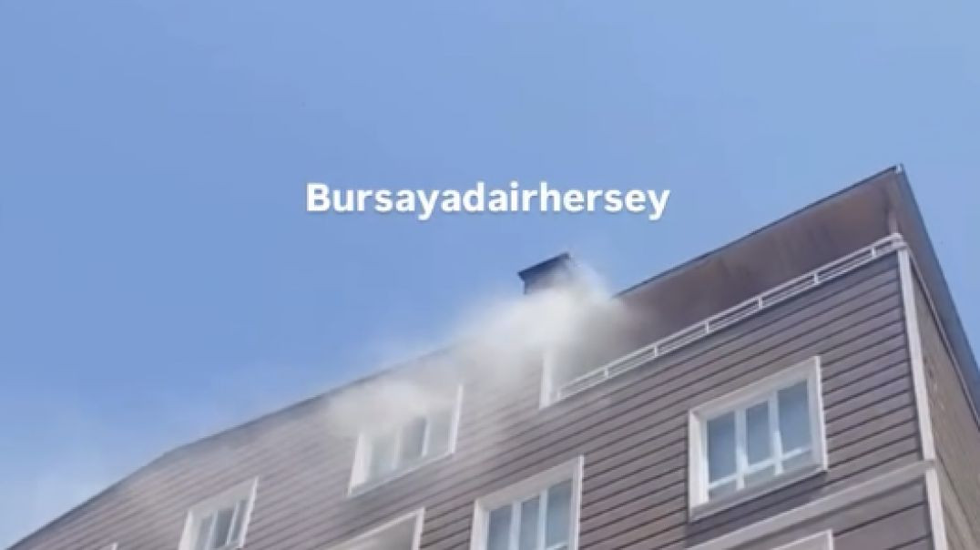 Bursa'da çatı katında korkutan yangın: Alevler mahalleliyi sokağa döktü