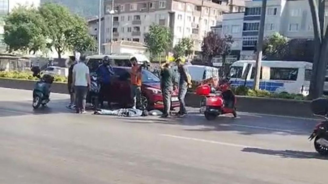 Bursa'da üst geçidi kullanmayan kadın araba çarpması sonucu ağır yaralandı