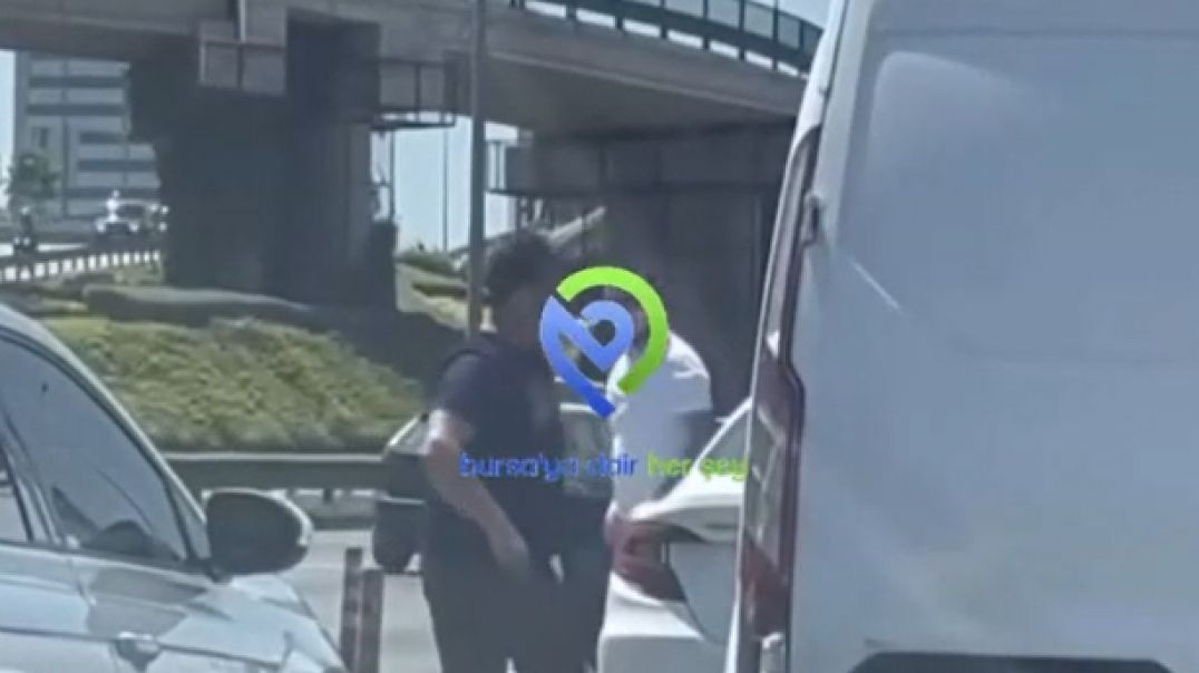 Bursa'da trafik tartışmasında yol kesip sürücüye saldırdılar