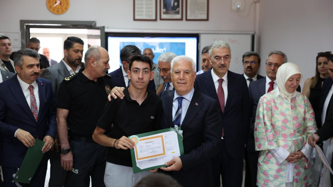 Başkan Bozbey, öğrencilerle karne heyecanı yaşadı