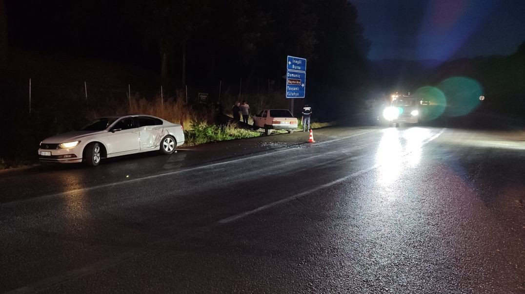 Bursa'da iki otomobilin çarpışmasıyla ölümden döndüler: 2 yaralı!