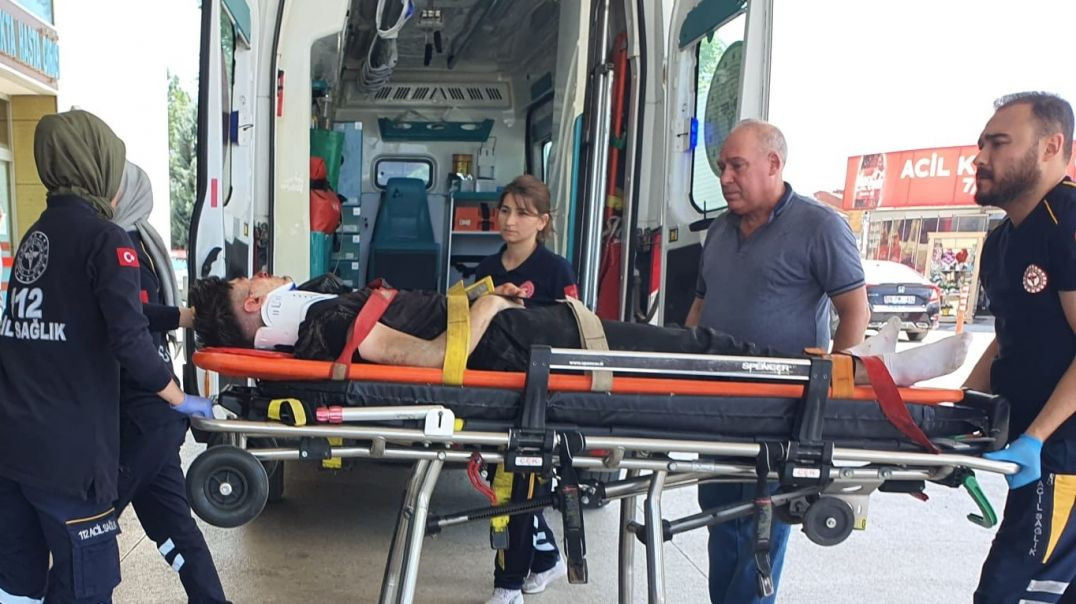 Bursa'da kontrolden çıkan motosiklet dolmuş durağına daldı: 1 yaralı