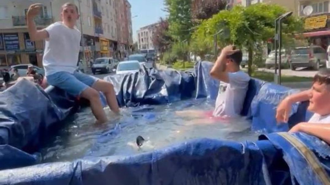 Bursa'da traktörün römorkunu havuz çeviren gençler şehir turu yaptı