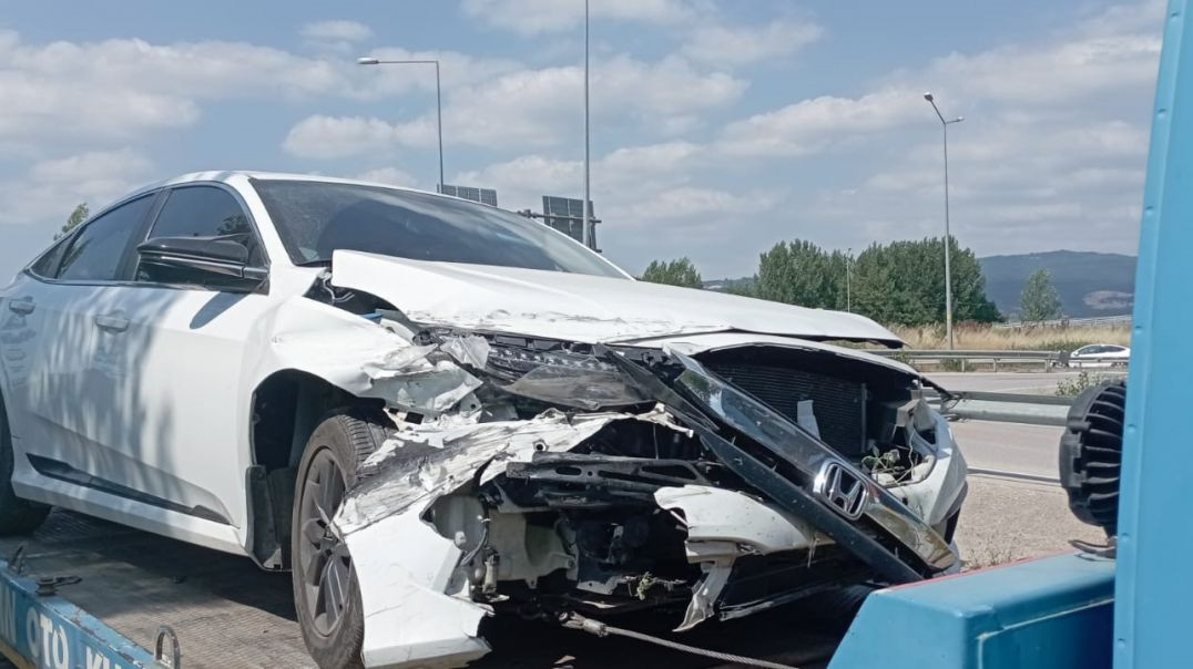 İnegöl’de otomobil bariyerlere çarptı: 2’si çocuk 4 yaralı