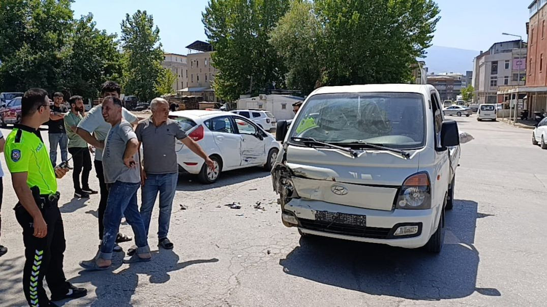 Bursa'da kamyonet ile otomobilin çarpışmasıyla çocuklar ölümden döndü
