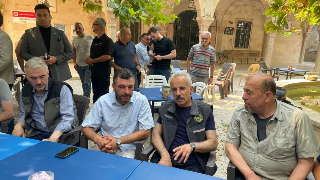 Bakan Uraloğlu, yangın bölgesini ziyaret etti