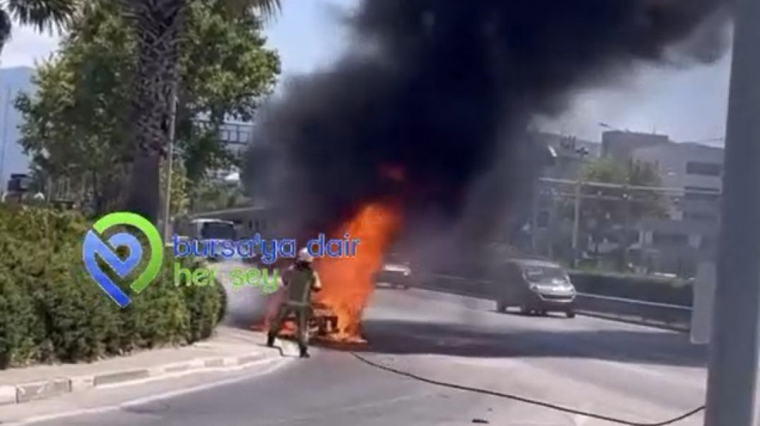 Bursa'da seyir halindeki otomobil cayır cayır yandı