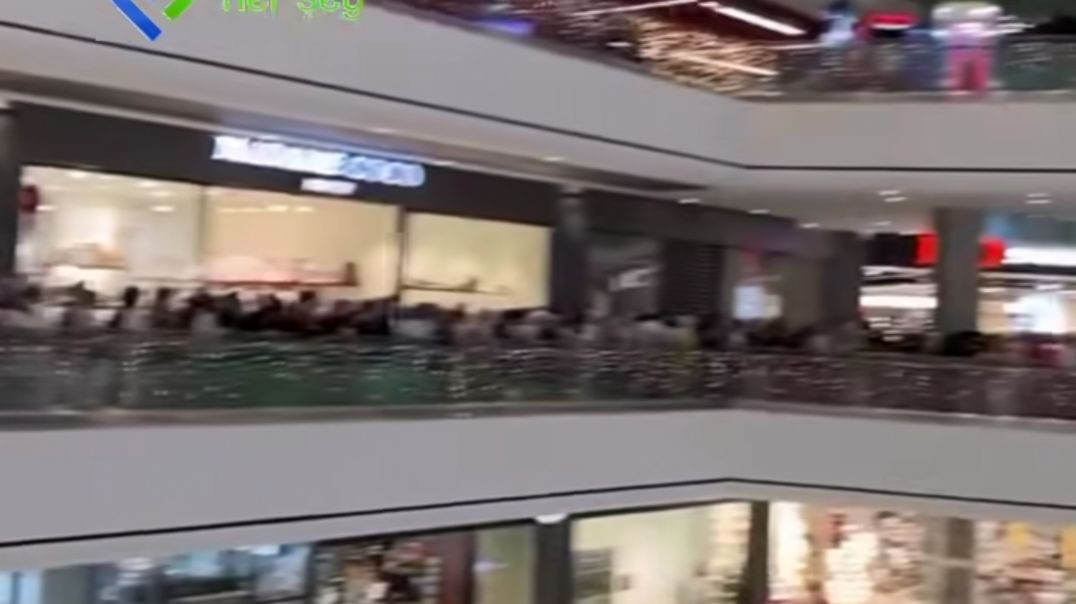 Bursa'da açılışa özel indirimi duyan koştu: Metrelerce kuyruk oluştu!