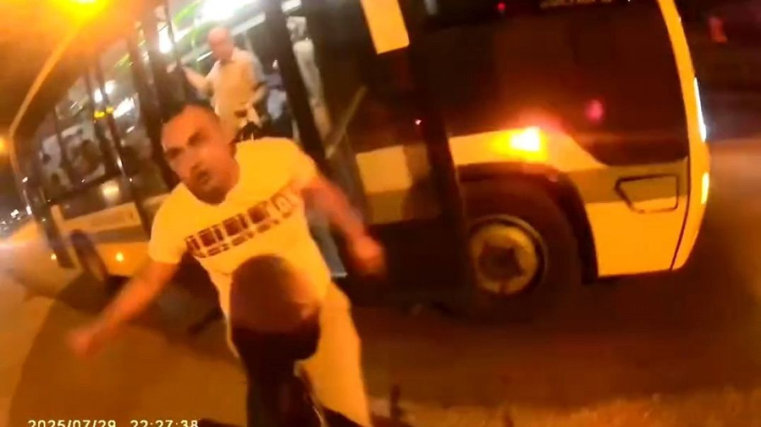 Bursa'da motosikletli solladı otobüs şoförü sıkıştırdı: Trafik kavgası kamerada!