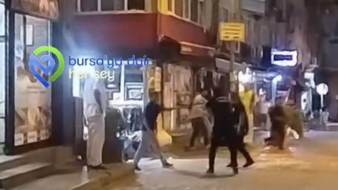 Bursa'da bıçaklı saldırgan polise direnemedi: Bacağından vurularak yakalandığı an kamerada!