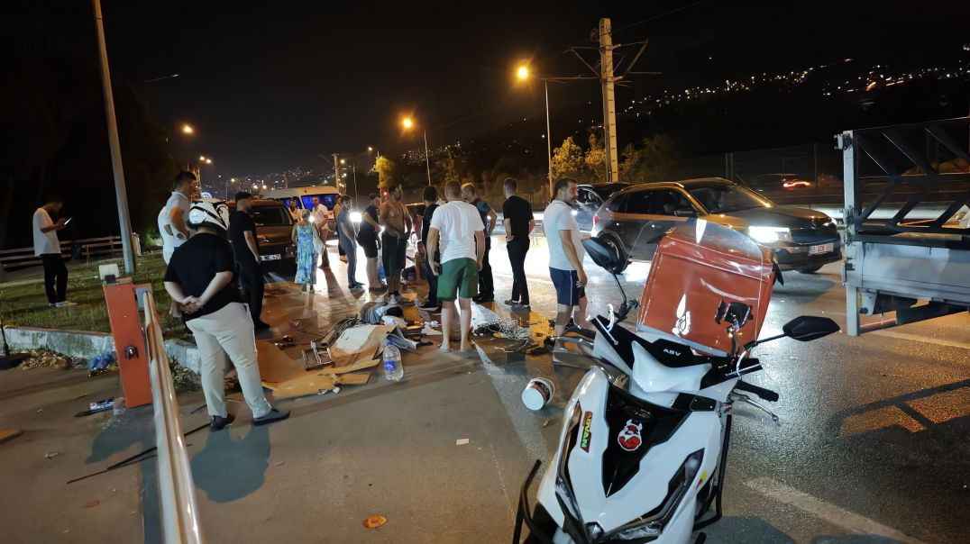 Bursa'da kontrolden çıkan otomobil, motosiklet çarptı: 3 yaralı!
