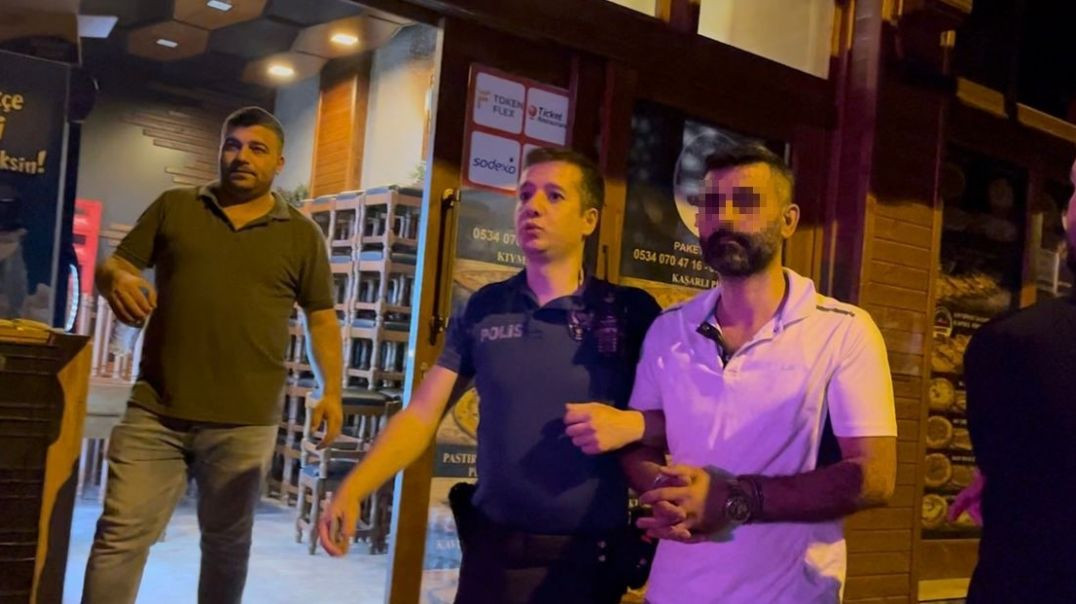 Bursa'da polis, bıçaklı saldırganı bacağından vurarak etkisiz hale getirdi