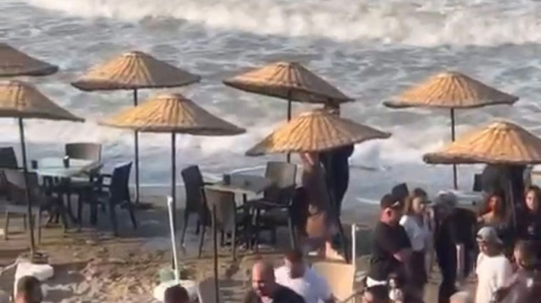 Bursa'da fırtınalı havada denize giren çocuk boğulmaktan son anda kurtuldu