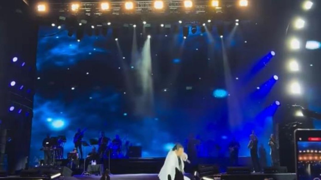 Bursa'da şarkıcı Bayhan konser sırasında sahnede düştü