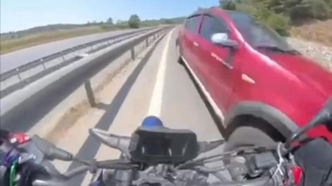 Bursa'da ters yönden gelen otomobil motosikletliyi ölümle burun buruna getirdi