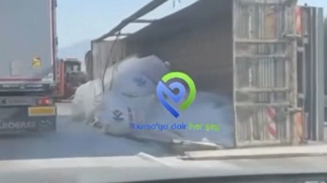 Bursa'da yan yatan kamyondaki plastik maddeler yola saçıldı