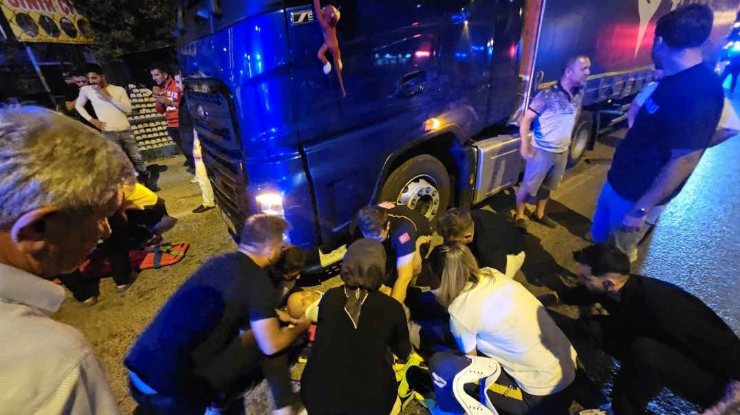 Bursa'da kafası tırın altına giren motosikletlinin hayatını kask kurtardı