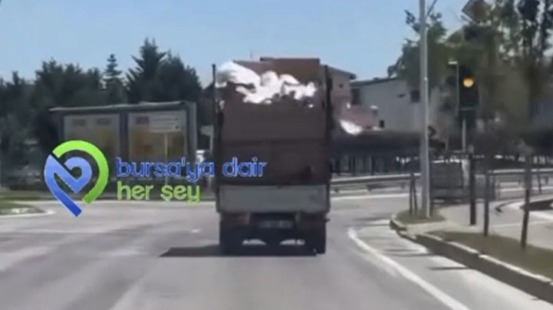 Bursa'da çöp saçarak ilerleyen kamyon şoförü ne çevreyi ne de trafiği umursadı