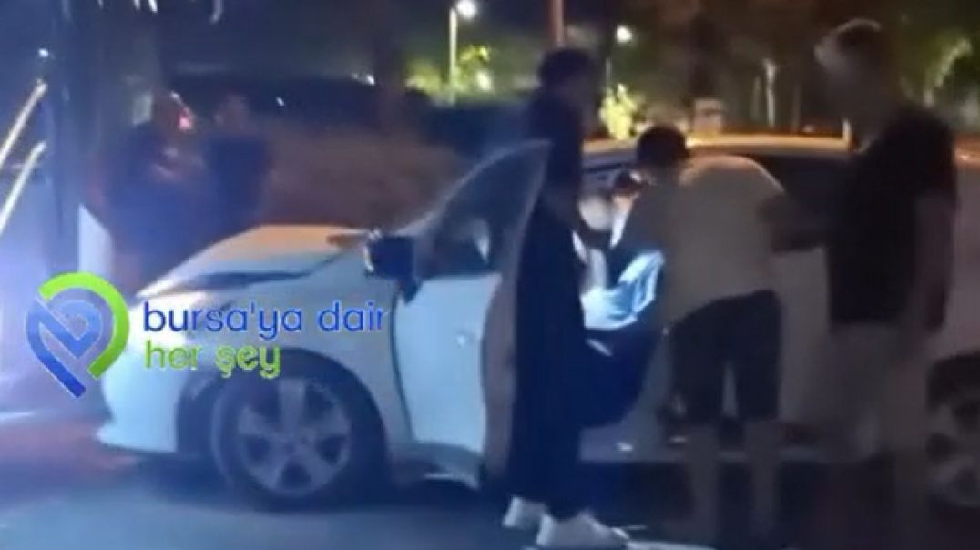 Bursa'da alkollü şahıs otobüse çarptı... Mahalleli güçlükle durdurdu!