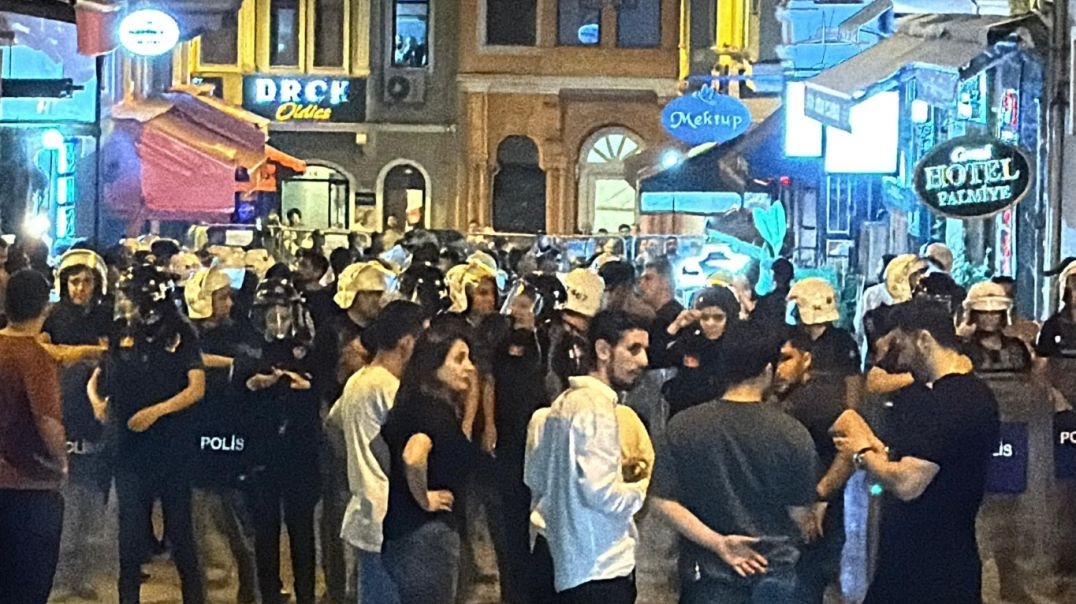 Leman Dergisi'nin İstiklal Caddesi’ndeki binasının önünde protesto gerçekleştirildi