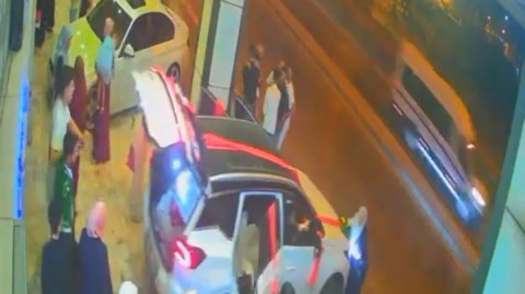 Bursa'da damat el frenini çekmeyi unutunca araç gelinle birlikte metro duvarına çarptı