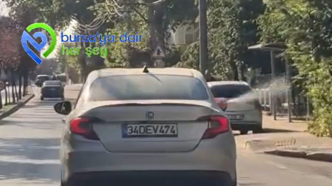 Şakanın suyunu çıkardılar... Baba ve oğlu araçla ilerleyip yayalara su sıktı
