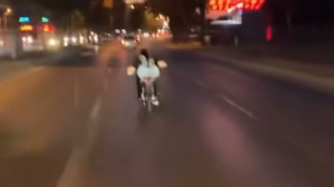 Bursa’da motosikleti üzerine uzanarak ilerledi!