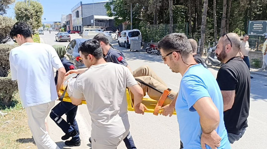 İnegöl’de otomobil bisikletliye çarptı... Yaralıyı güneşten örtüyle korudu